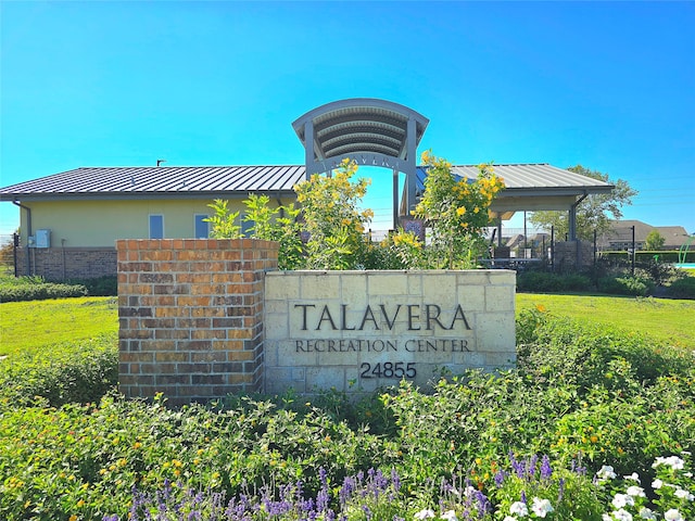 community sign with a yard