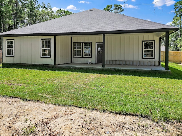 view of front of property featuring a front yard