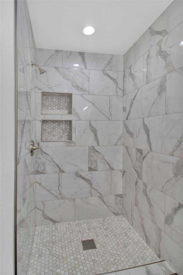 bathroom featuring a tile shower