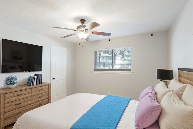 bedroom with ceiling fan