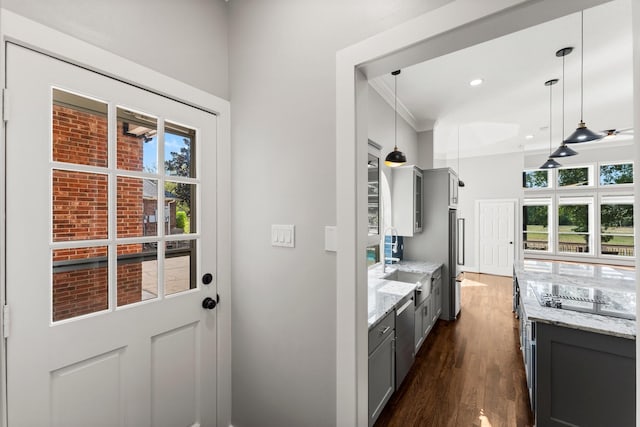 entryway featuring ceiling fan, dark hardwood / wood-style flooring, sink, and crown molding