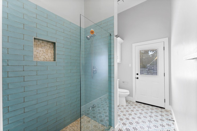 bathroom featuring toilet and tiled shower