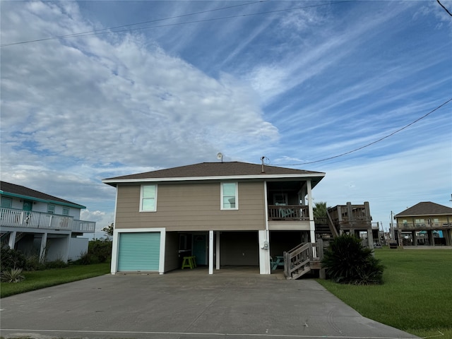 view of front of property featuring a front yard and a garage