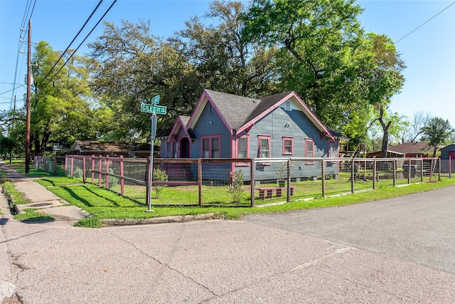 view of front of home featuring a front yard