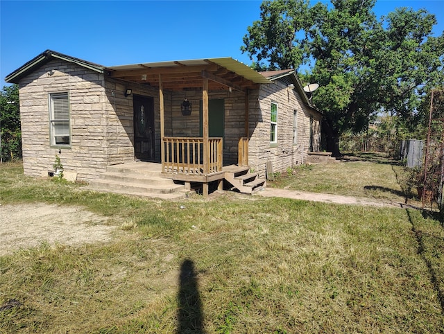 view of front facade with a front lawn