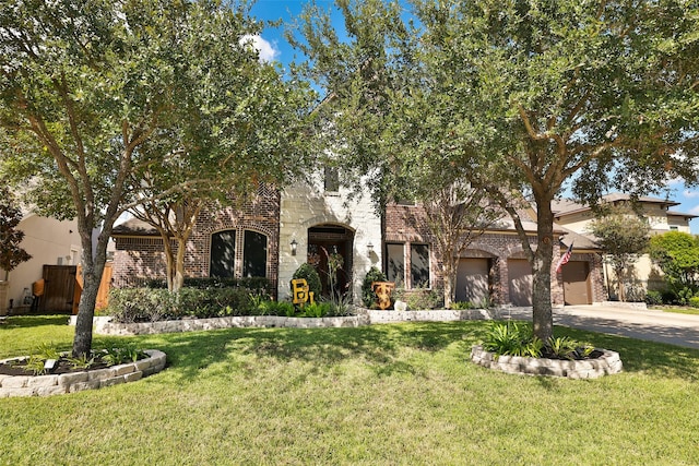 view of front facade featuring a front yard