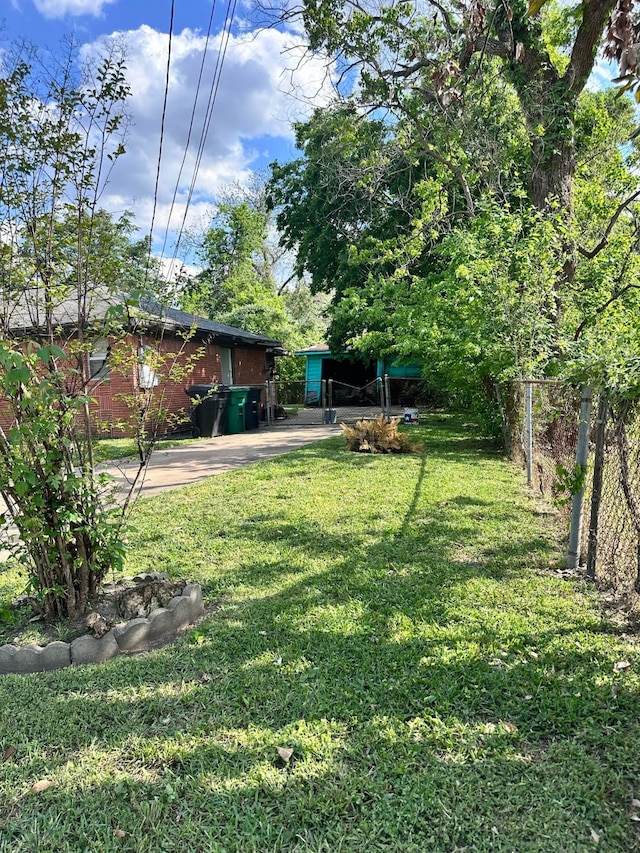 view of yard featuring a patio