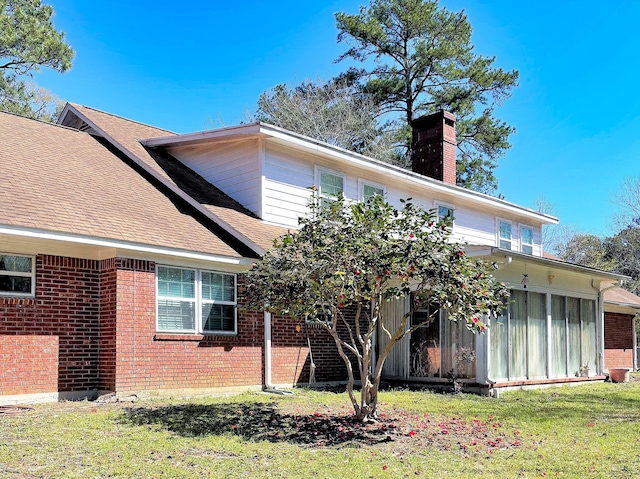 view of front facade featuring a front lawn