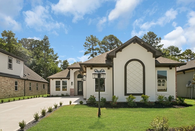 view of front facade featuring a front yard