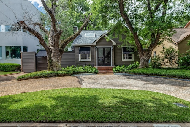 view of front facade featuring a front yard