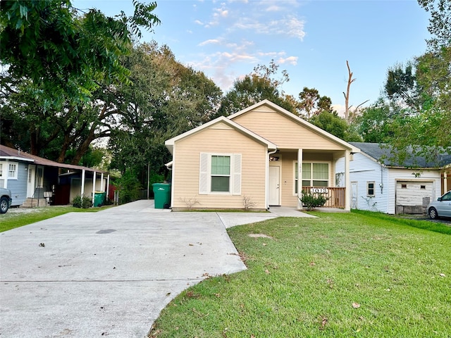 view of front of property featuring a front yard, a porch, and a carport