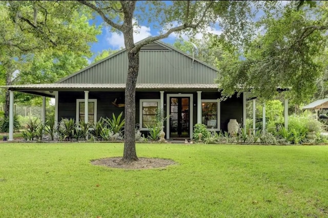 view of front of house featuring a front lawn