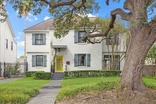 view of front of property featuring a front lawn