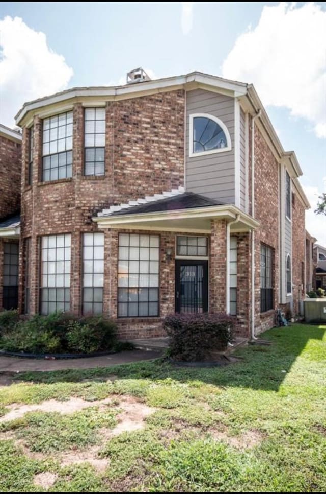 view of front of house with a front lawn