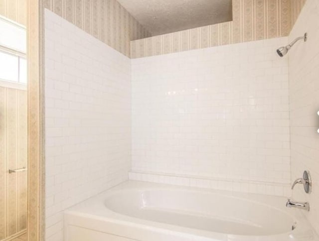 bathroom with tiled shower / bath