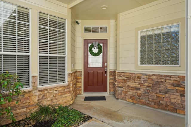 property entrance featuring a porch