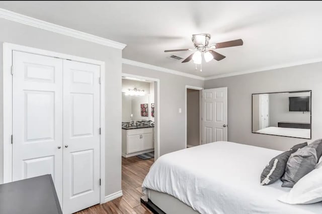 bedroom with ensuite bathroom, a closet, ceiling fan, crown molding, and light hardwood / wood-style flooring