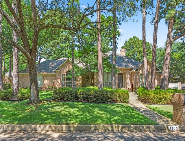 ranch-style home featuring a front lawn