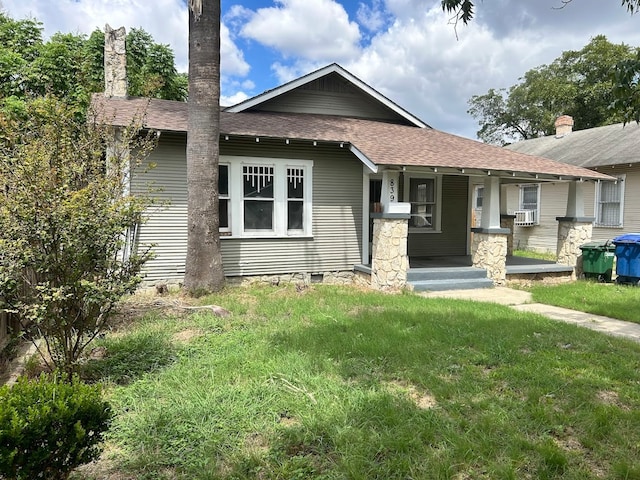 view of front of property with a front lawn