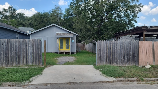 view of yard with an outdoor structure