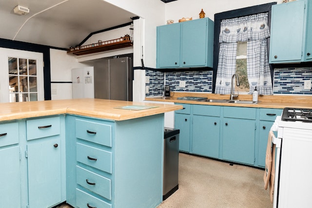 kitchen with backsplash, blue cabinets, sink, and white gas range oven