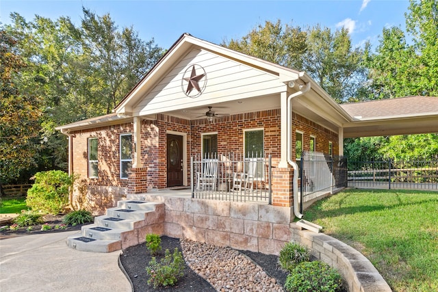 view of front of home with a front lawn and ceiling fan