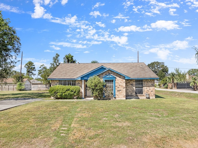 single story home with a front lawn