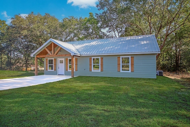 view of front of home featuring a front lawn and central AC unit