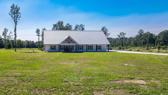 view of front facade featuring a front yard