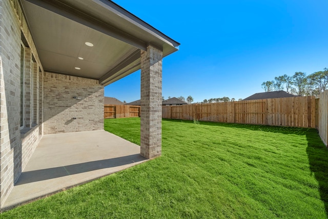 view of yard featuring a patio area