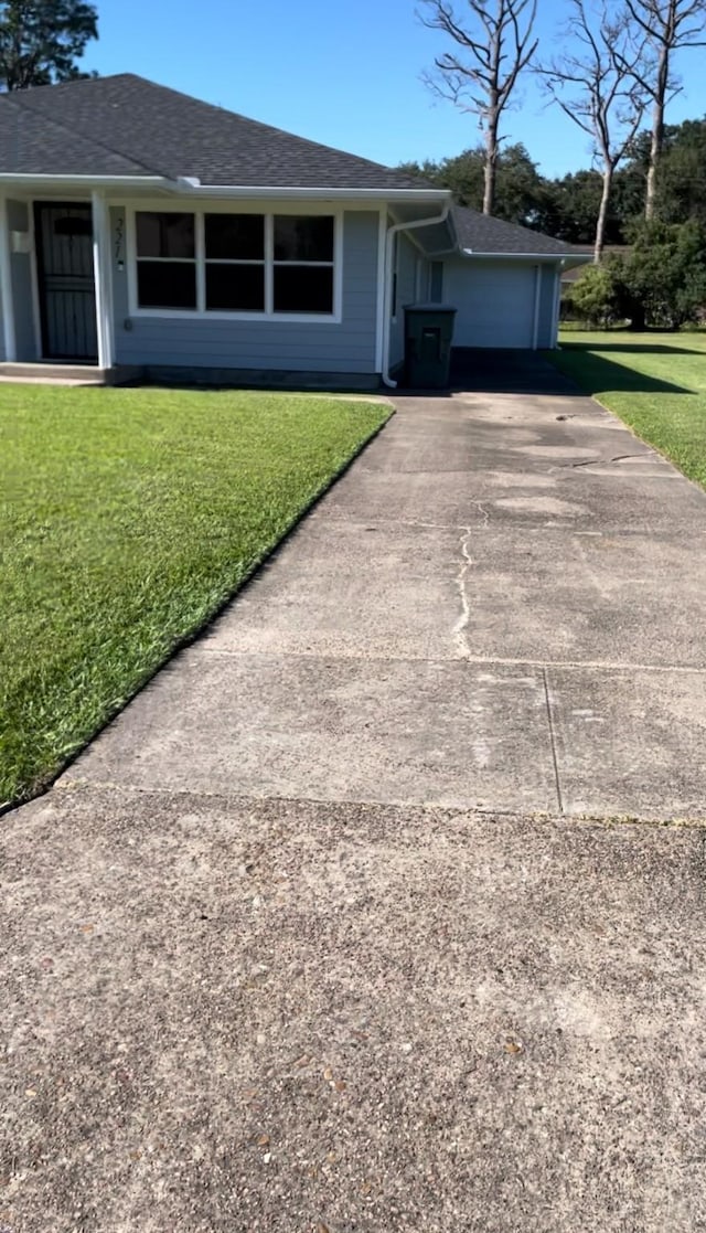 single story home with a front lawn