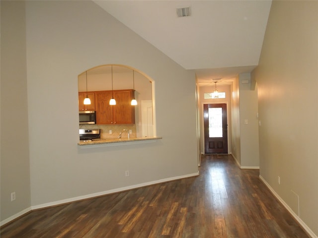 entryway featuring an inviting chandelier, sink, and dark wood-type flooring