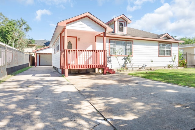 view of front of property featuring a front lawn