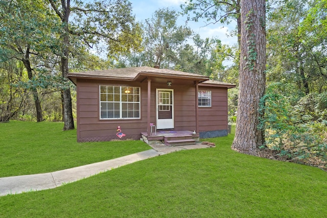 view of front of house featuring a front yard