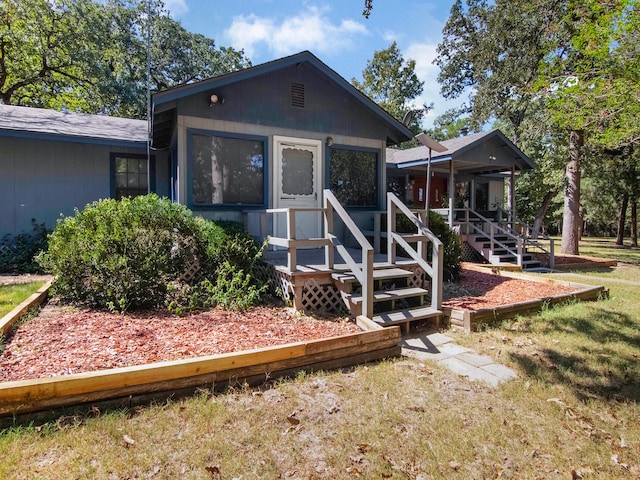 view of front of house featuring a front lawn