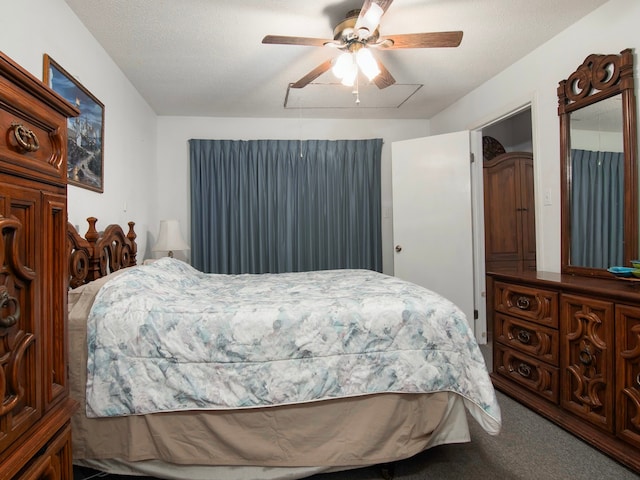 bedroom with ceiling fan, a textured ceiling, and carpet