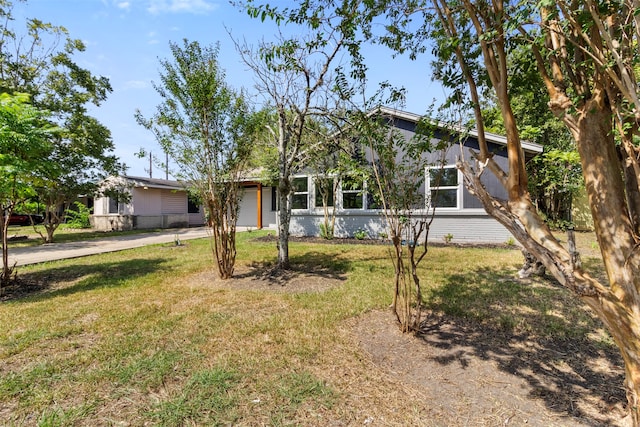 ranch-style house with a front yard