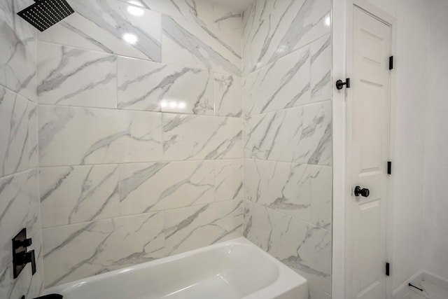 bathroom with tiled shower / bath