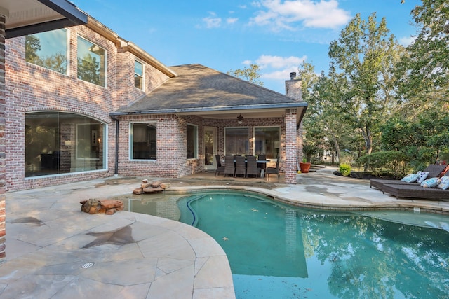 view of swimming pool with a patio area and ceiling fan