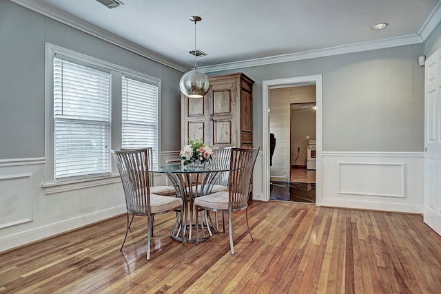 dining area with ceiling fan, light hardwood / wood-style flooring, and ornamental molding