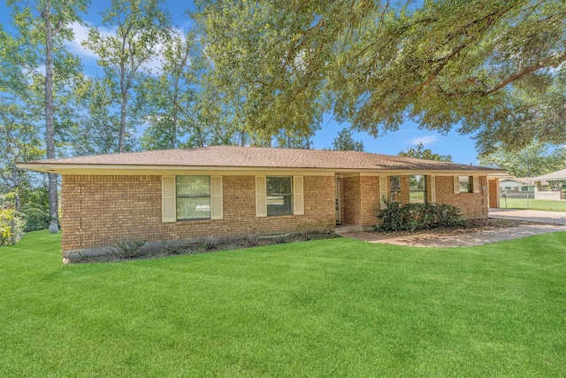 single story home with a front yard