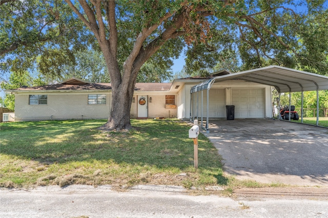 view of front of home featuring a garage, a front lawn, and a carport