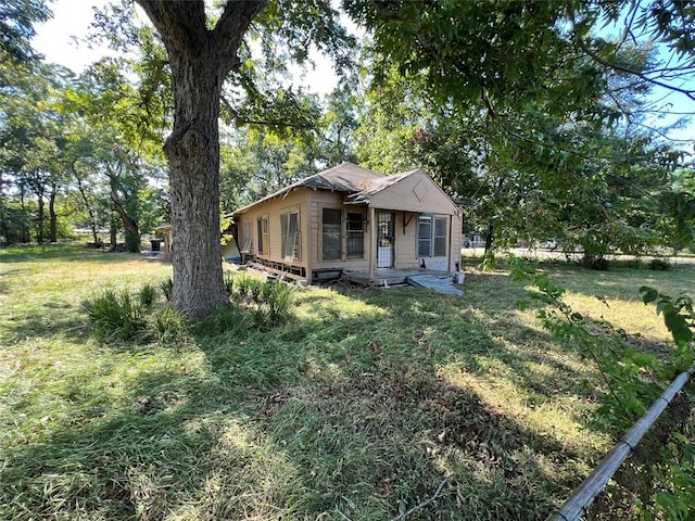 view of front of home with a front lawn