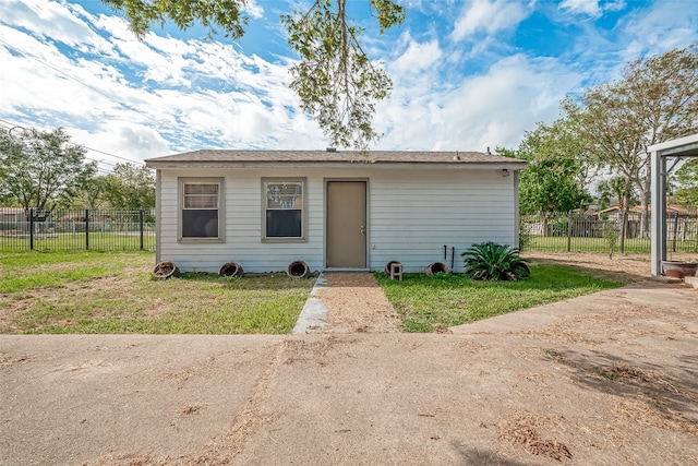 view of front of property with a front lawn