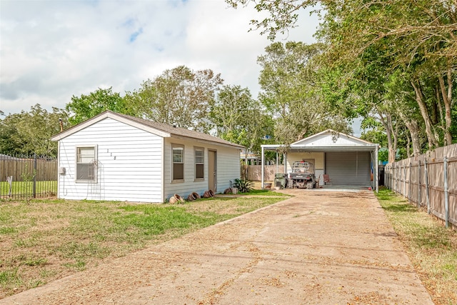 view of front of home with a front lawn and a carport