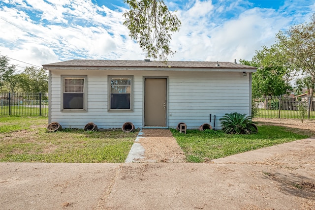 view of front of house featuring a front lawn