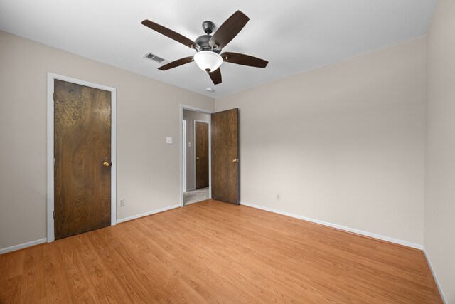 unfurnished bedroom with light hardwood / wood-style flooring, a closet, and ceiling fan