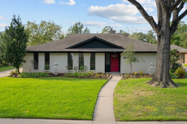 view of front facade with a front yard