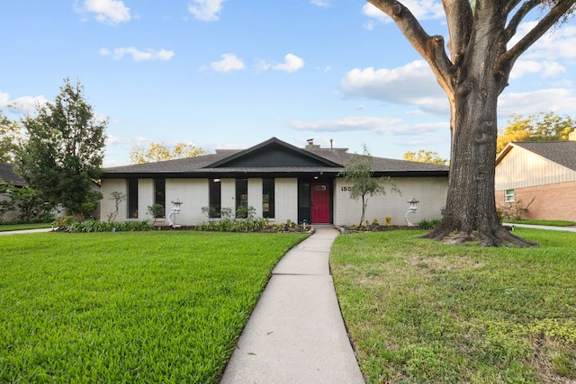 view of front of home featuring a front lawn