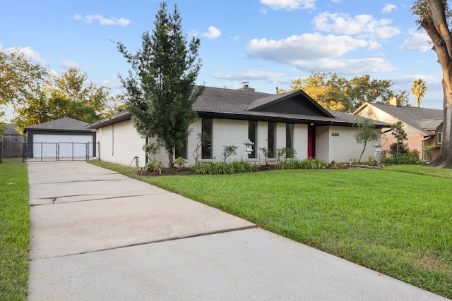 ranch-style house featuring a front yard